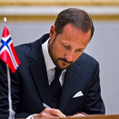 Crown Prince Haakon signs the signerer condolance protocol in the University Hall (Photo: Vegard Grøtt / Scanpix)